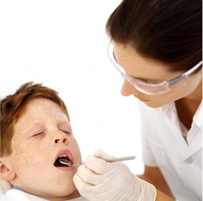 Waarom maalt een kind 's nachts zijn tanden en hoe ermee om te gaan?