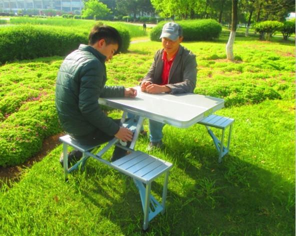 Opklapbare toeristentafel - een succesvol model voor een aangename picknick