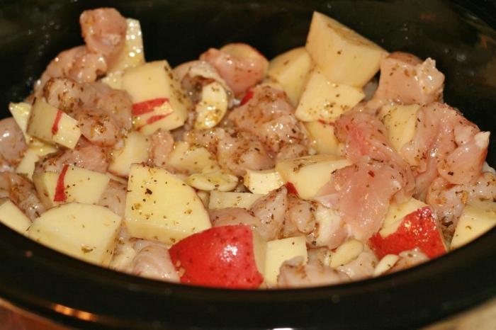 Aardappelen met kip in de oven in een pot - eenvoudige en bevredigende schotel