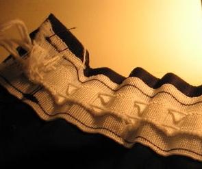 Hoe u gordijntape naait en prachtige vouwen op gordijnen maakt