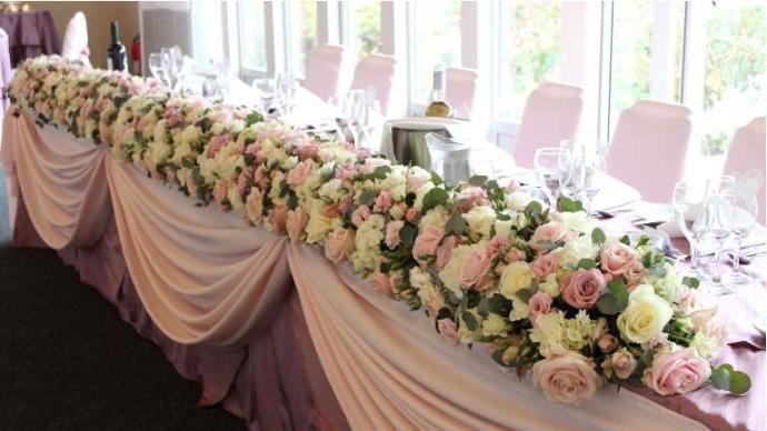 Welke bloemen te geven aan de bruiloft voor de pasgetrouwden? Boeket van witte rozen. Welke bloemen kunnen niet worden gegeven aan een bruiloft voor een pas getrouwd stel?